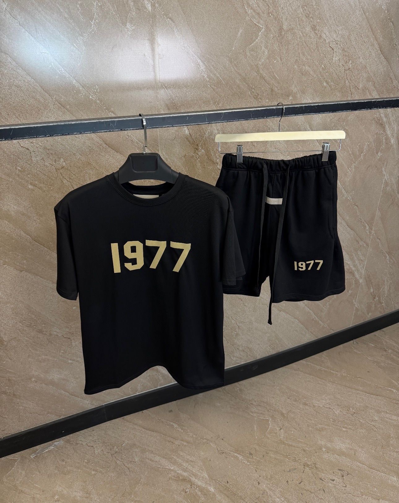 f900d8a0-069a-4cd1-8959-4a9d53a94304-3 Fear of God Essentials 1977 Set Black - Afbeelding 1