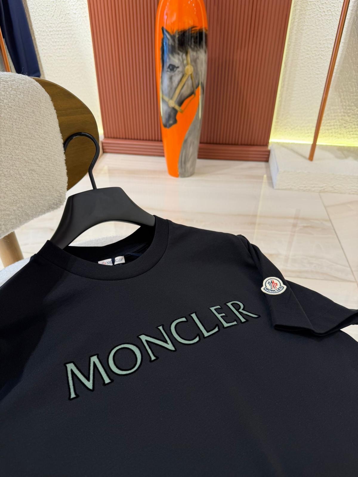 img_0389-3 Moncler T-Shirts Green Text Side Logo - Afbeelding 1