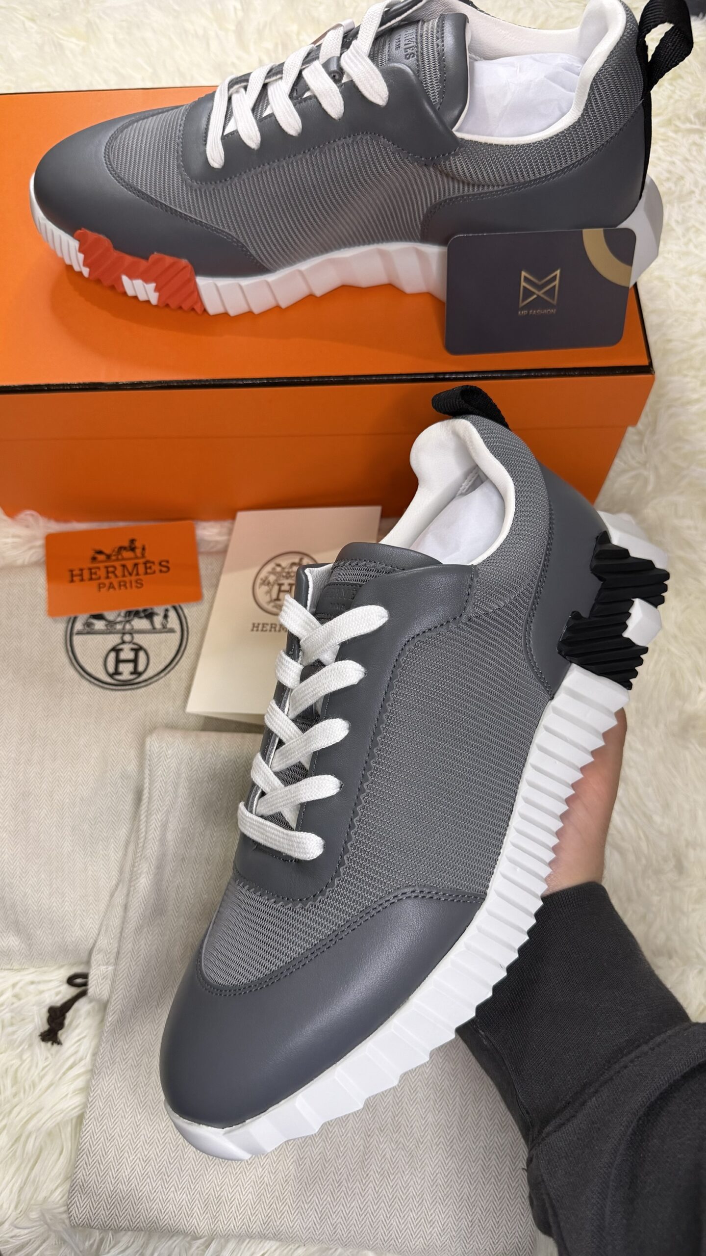 img_0565 Hermès Bouncing Sneaker Grey & White Orange H - Afbeelding 1