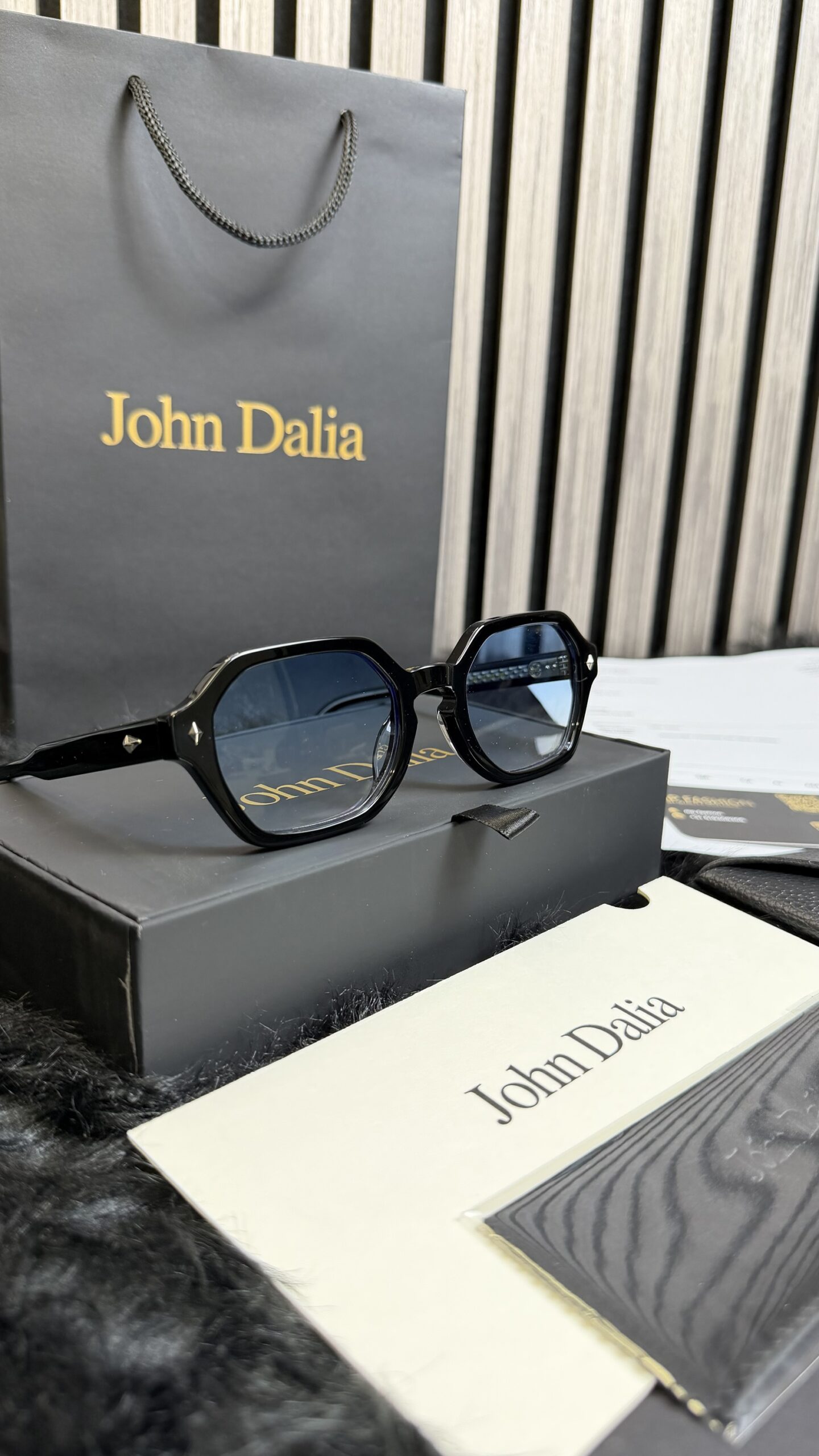 img_1356 John Dalia Project05 Black With Blue Glasses - Afbeelding 1