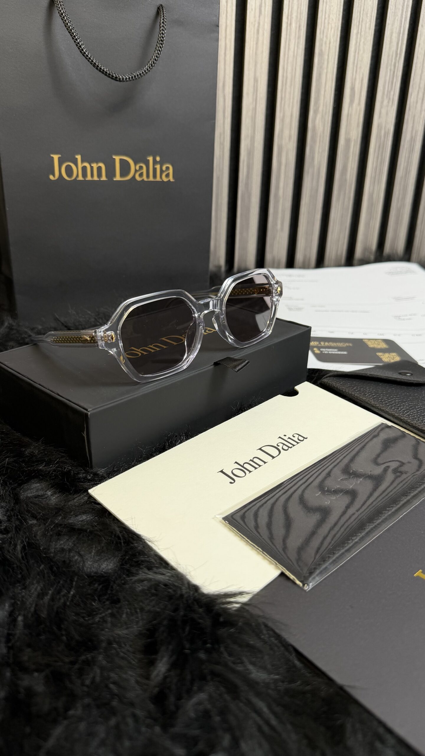 img_1358 John Dalia Project05 Transparent With Dark Glasses - Afbeelding 1