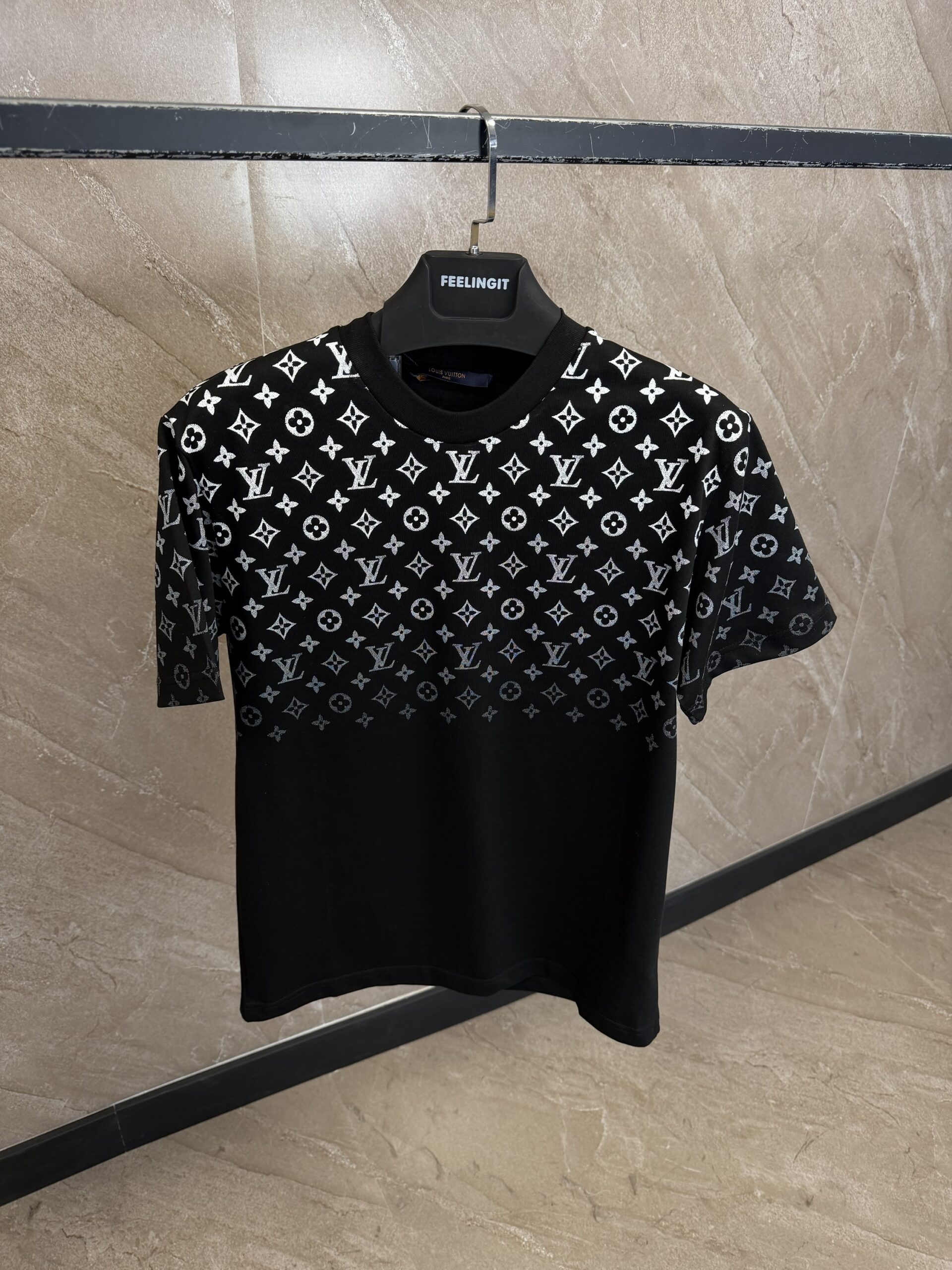 img_2437 Louis Vuitton Monogram Gradient Black T-Shirt - Afbeelding 1
