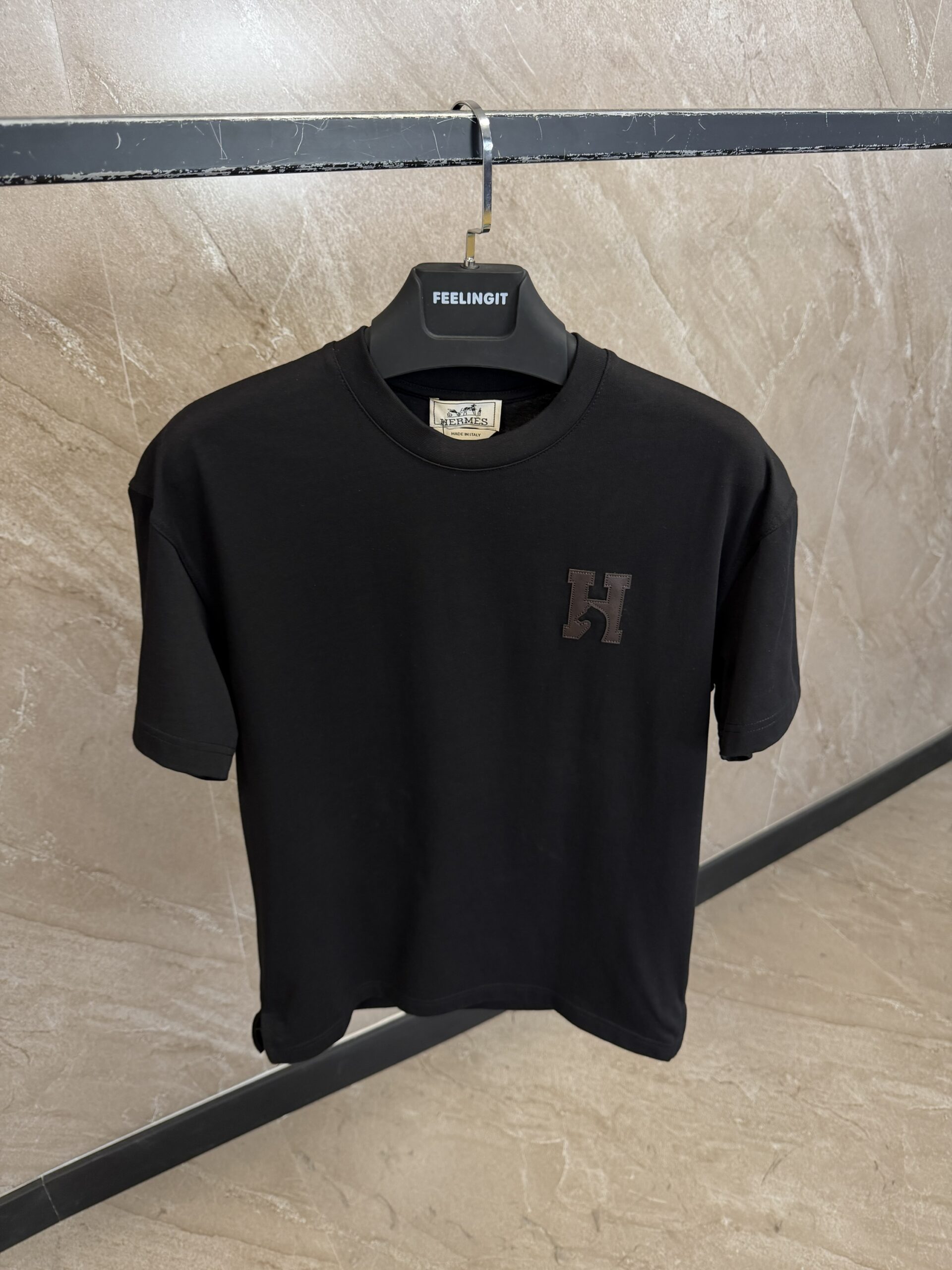 img_2458 Hermès ‘H'Cheval" Black T-Shirt With Leather Detial - Afbeelding 1