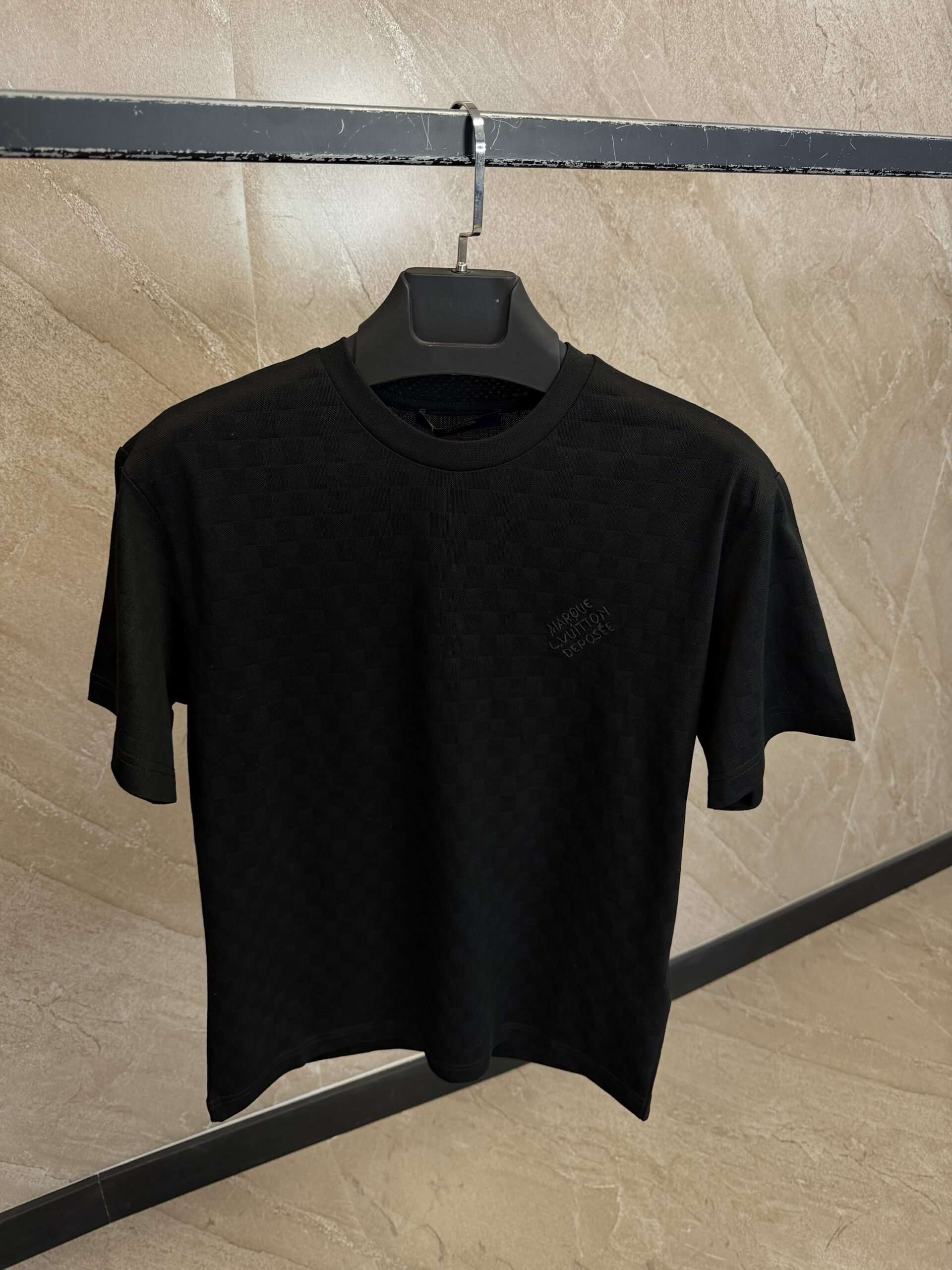 img_2461 Marque L.Vuitton Deposée Black Squared T-Shirt Black Logo - Afbeelding 1