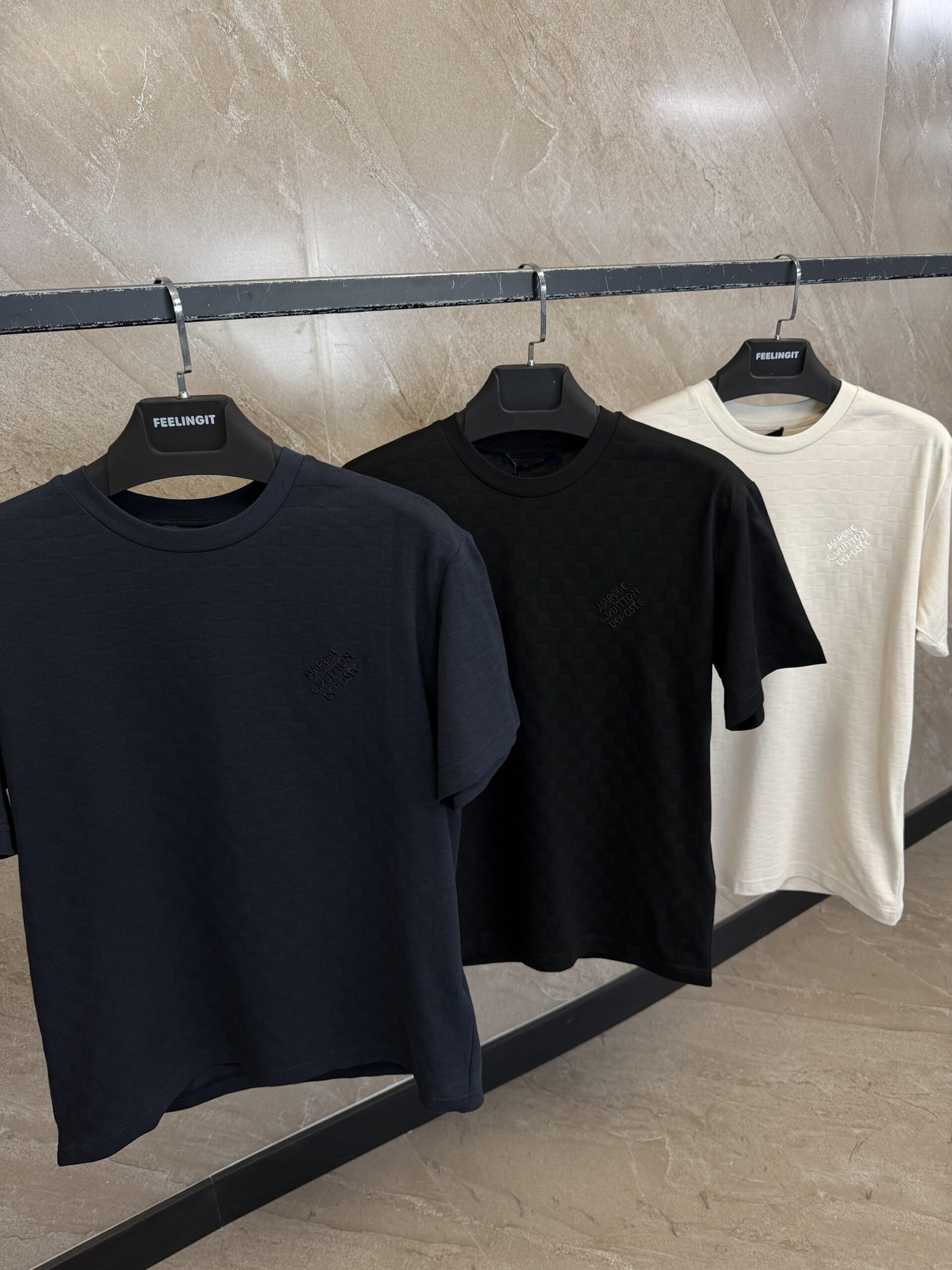 img_2474 Marque L.Vuitton Deposée NAVY BLUE Squared T-Shirt NAVY BLUE Logo - Afbeelding 1