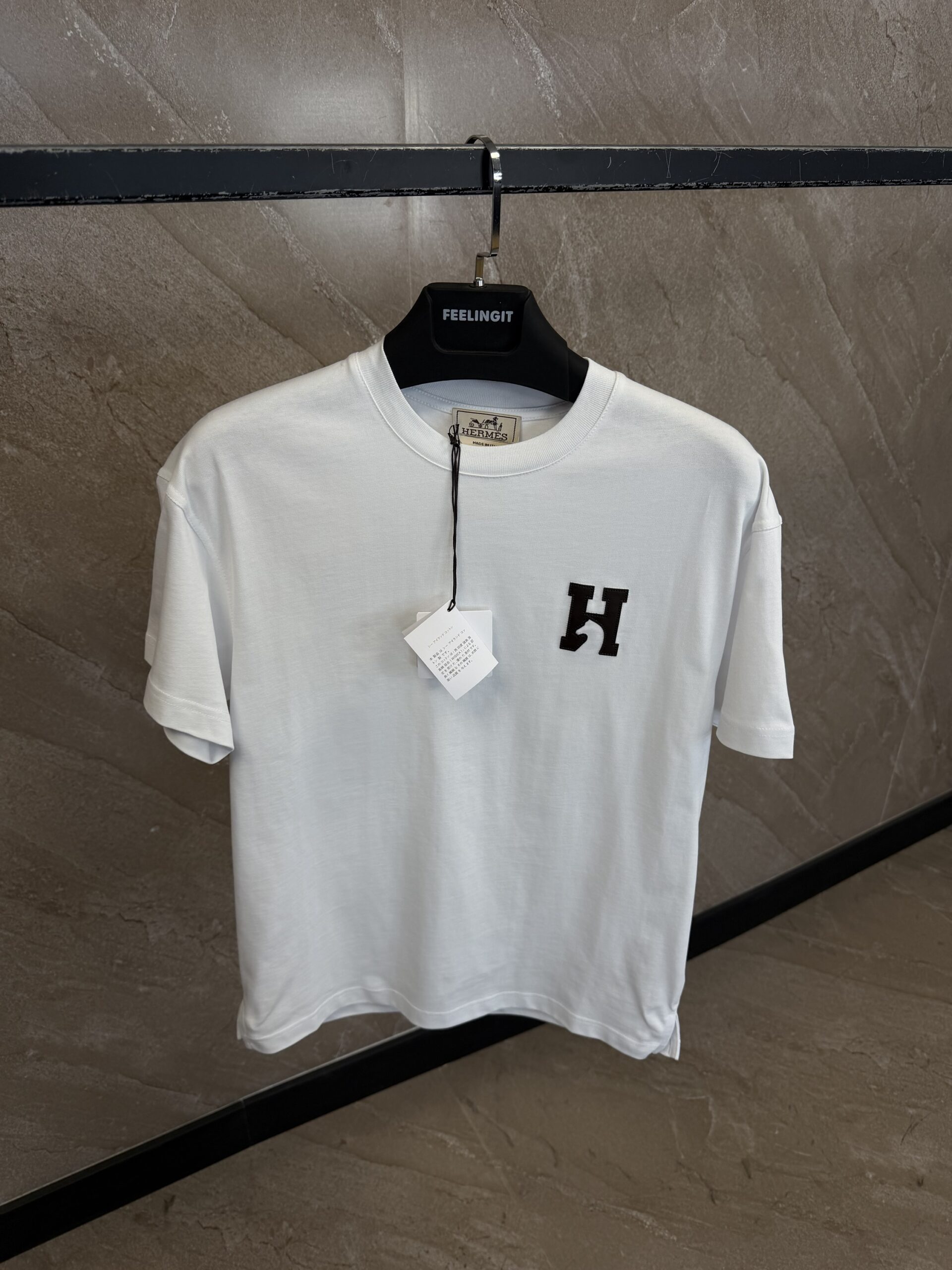 img_2475 Hermès ‘H'Cheval" White T-Shirt With Leather Detial - Afbeelding 1