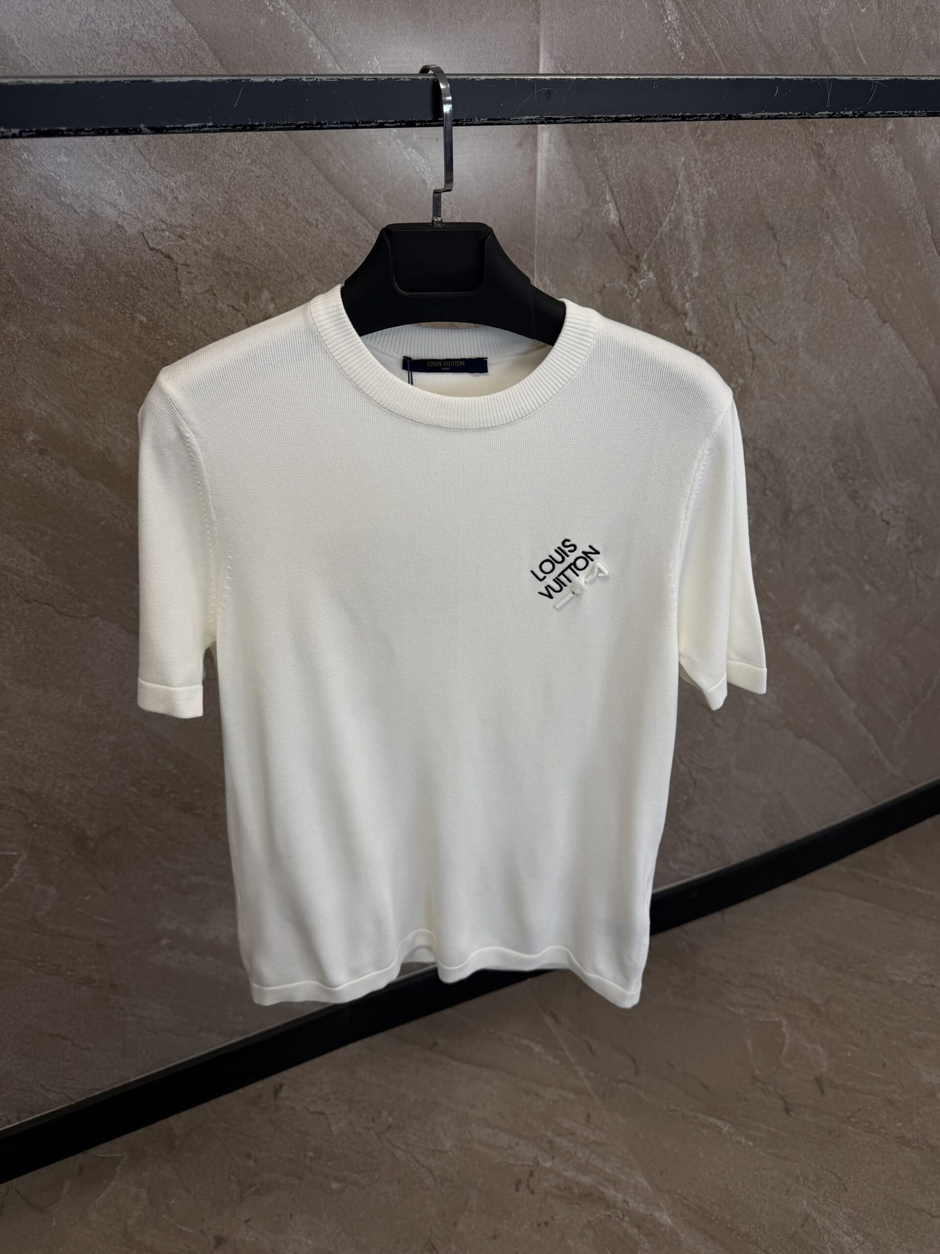 img_2509 Louis Vuitton White T-Shirt Pin Logo - Afbeelding 1