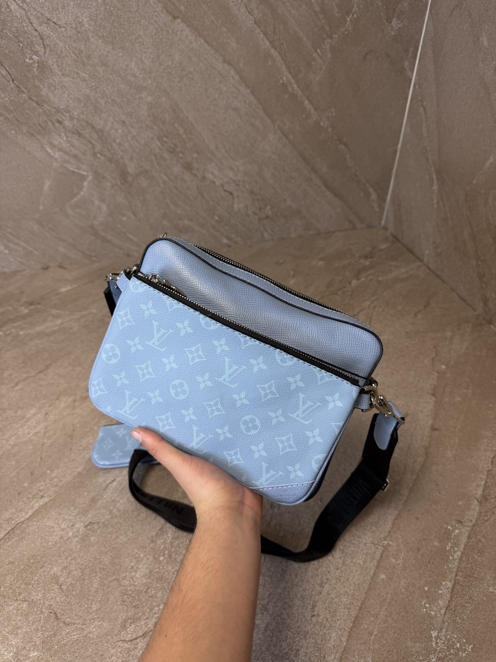 img_2704 Louis Vuitton Baby Blue Trio Messenger Bag - Afbeelding 1
