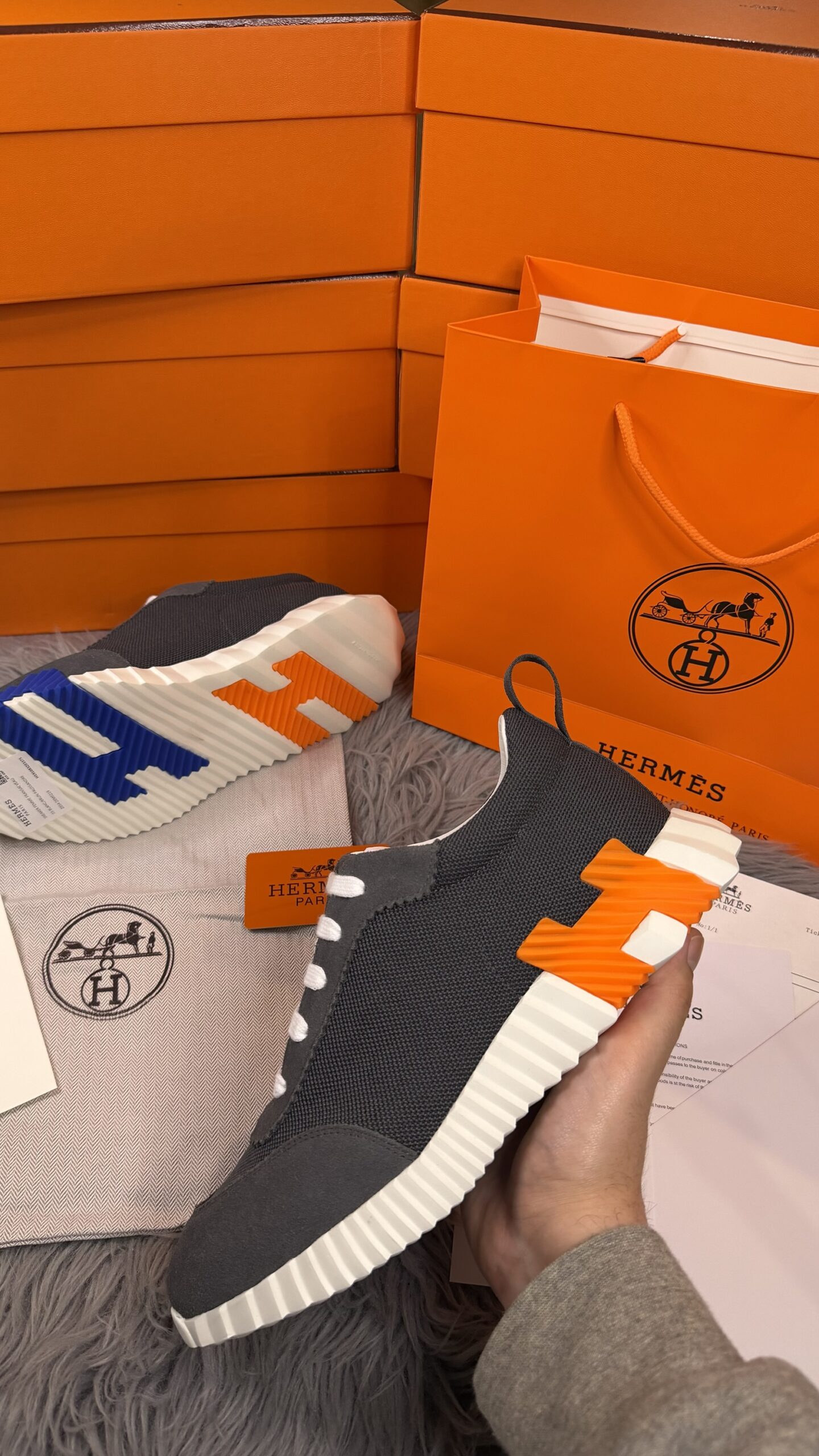img_8462 Hermès Bouncing Dark Grey & White Sneaker Blue & Orange H - Afbeelding 1